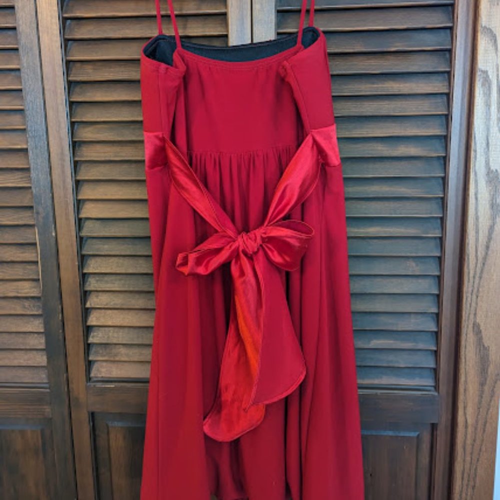 Short knit red dress with satin bows
